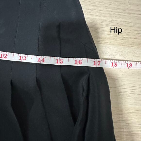 Versace X H&M NWT Women’s 100% Silk Studded Pleated Mini Skirt Black 4 - Picture 15 of 16